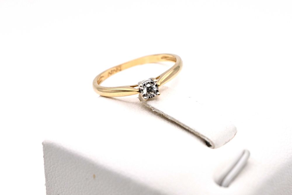 Klasyczny zaręczynowy pierścionek ze złota 585 brylant 0,06ct Apart