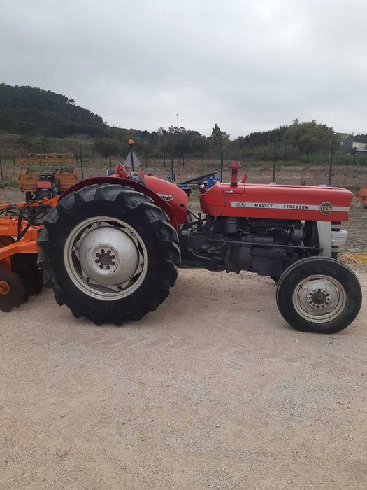 Trator Massey Ferguson modelo 135 com 47 cavalos
