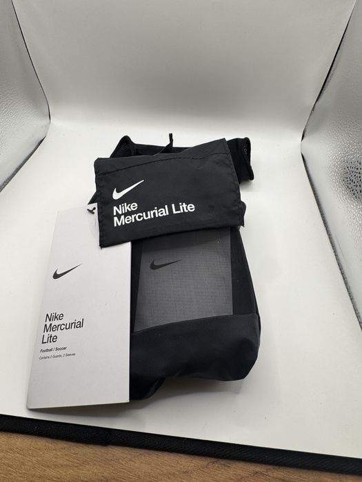 Ochraniacze goleni Nike Mercurial Lite - czarno-białe rozmiar S