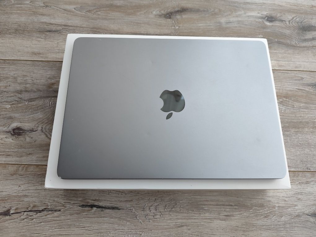 Macbook M2 8/256 Gb