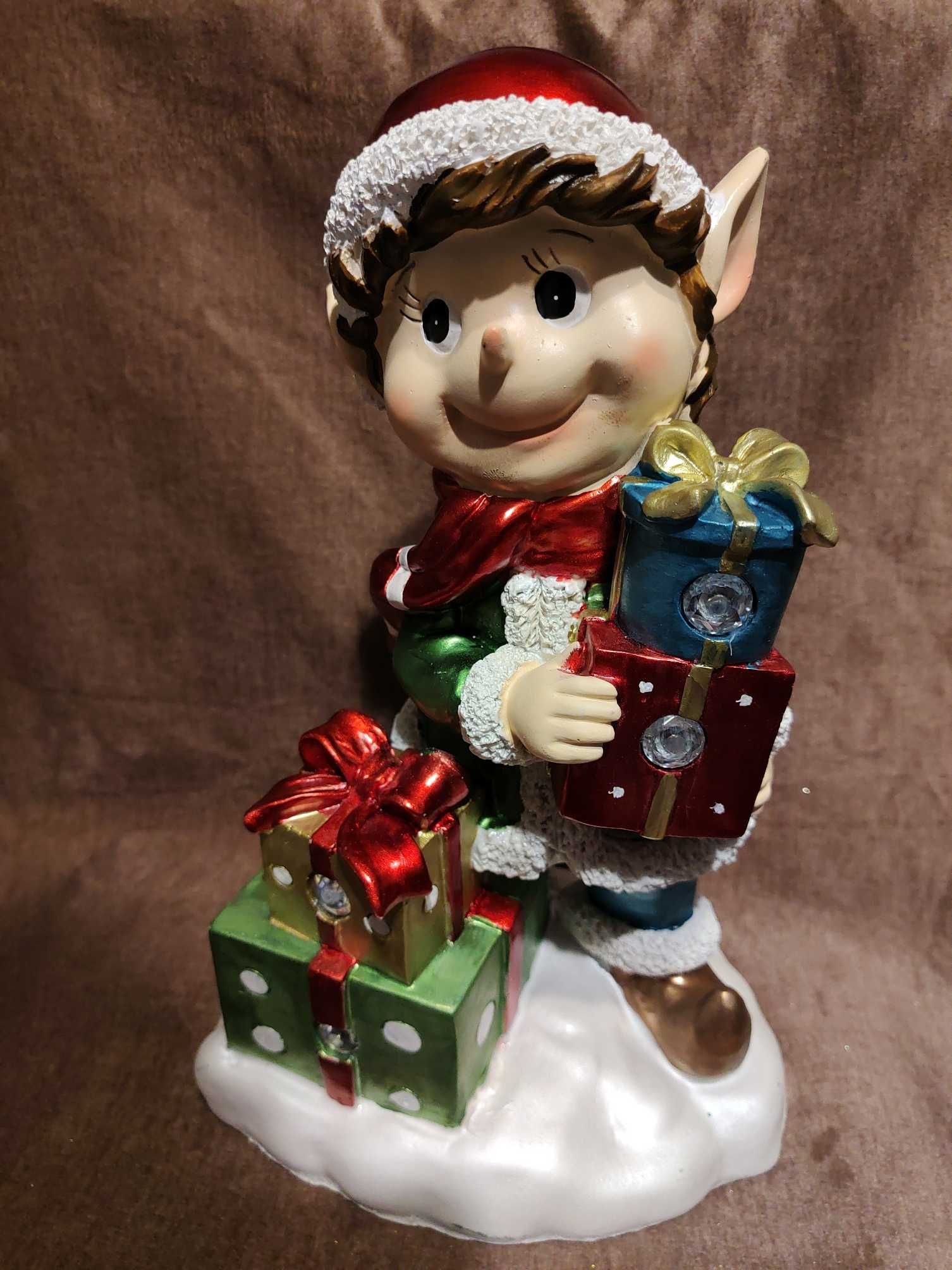 Figurka Elf świąteczny z prezentami  34 cm swiecąca