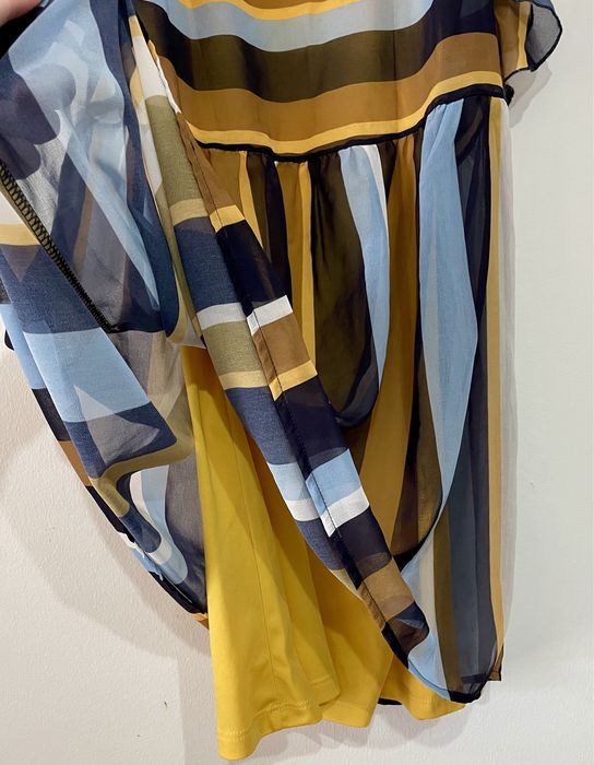 Vestido colorido com riscas e folhos (Sfera, tamanho M)