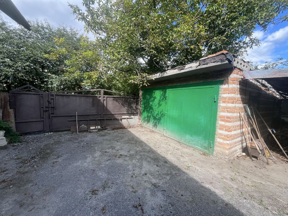 Продаж житлового будинку з великою ділянкою у центрі Куликова!