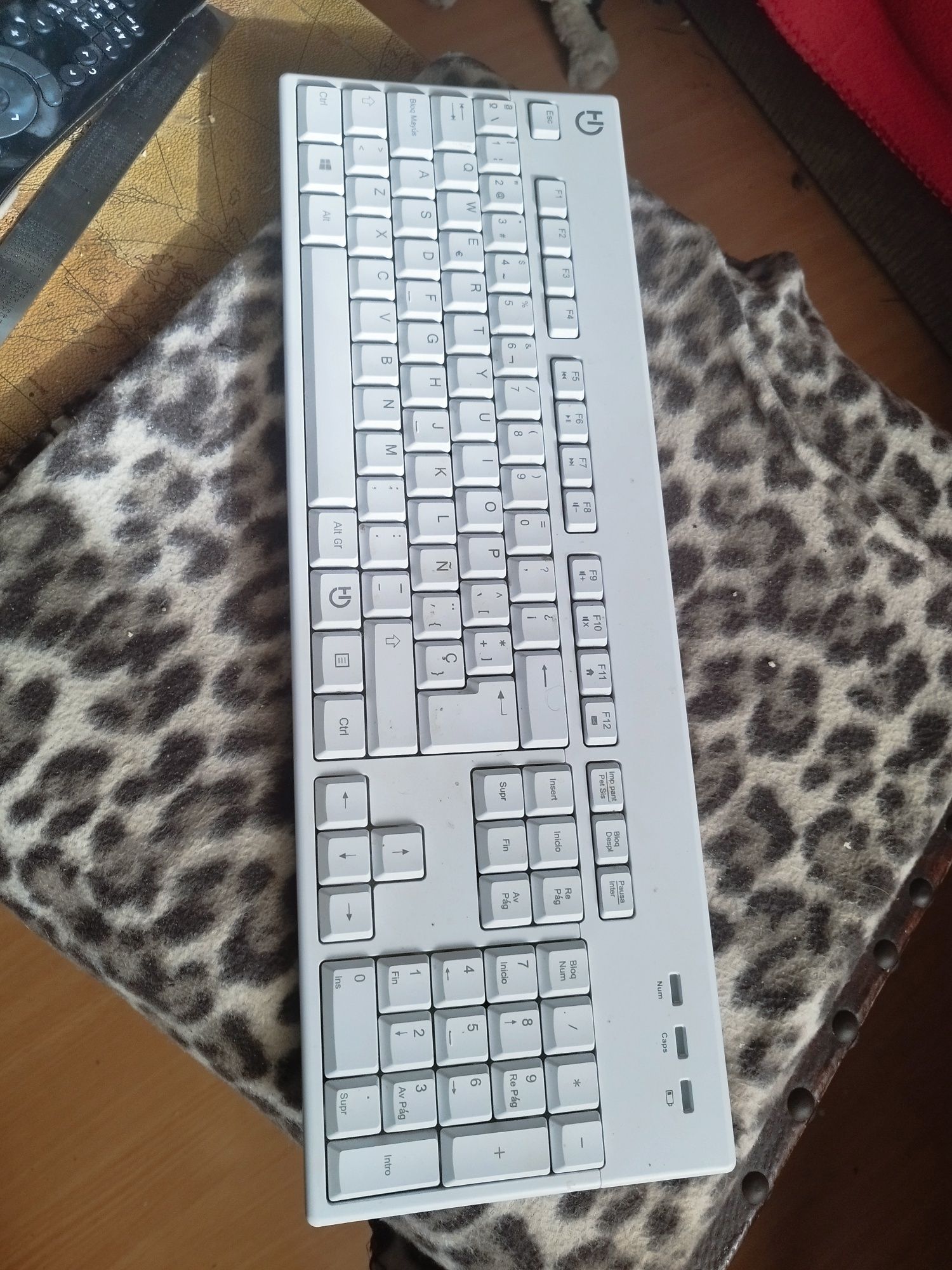 Teclado branco a pilhas