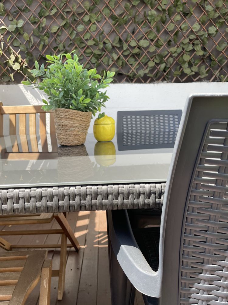 Mesa jardim rattan e vidro + duas cadeiras