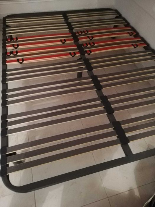 Estrado multilâminas com pés metálicos - 140x200cm