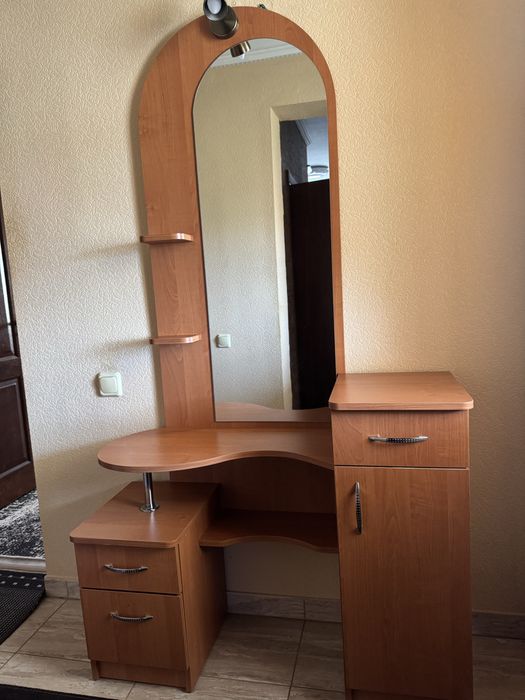 Трюмо з дзеркалом