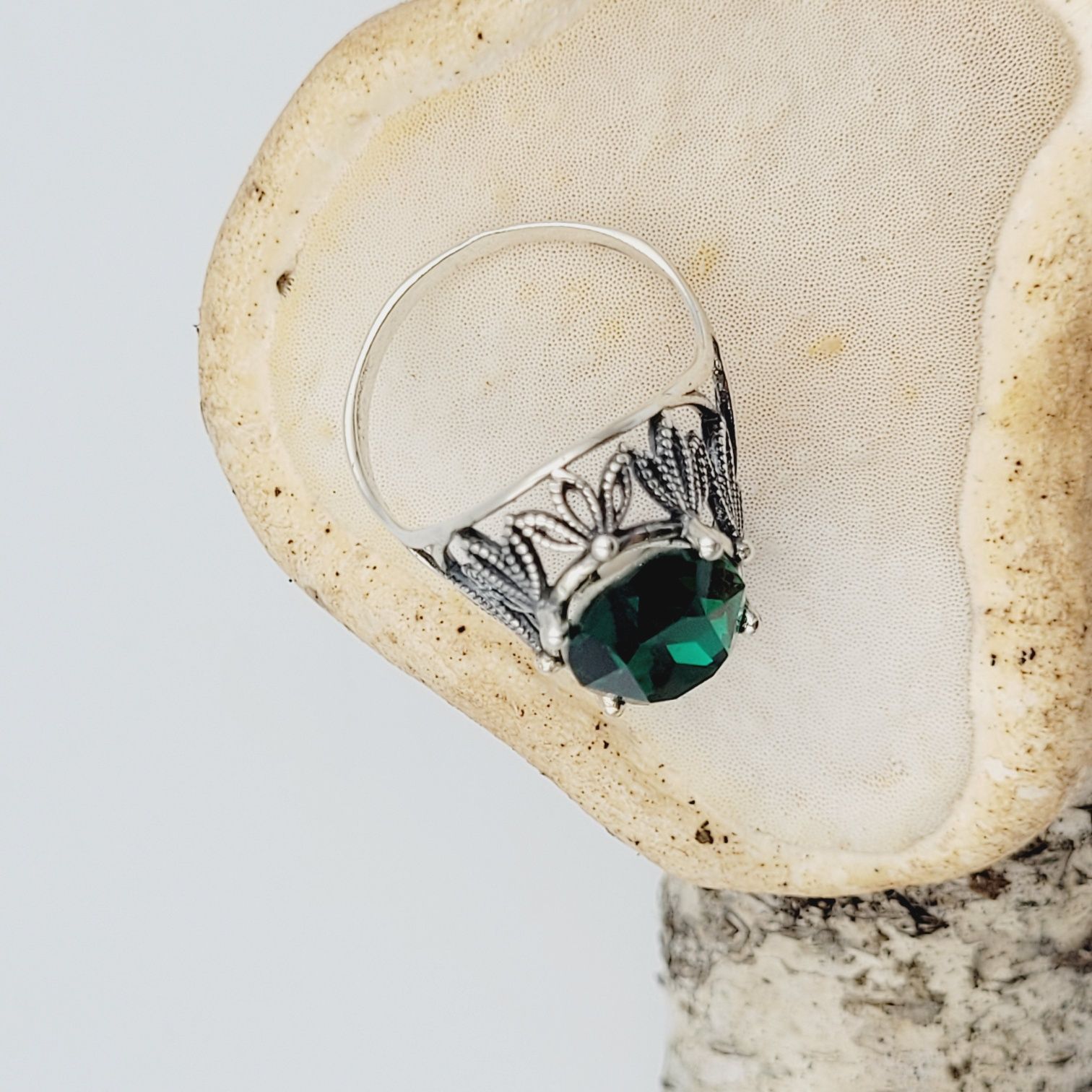 Srebrny pierścionek pr 925 kryształ zielony