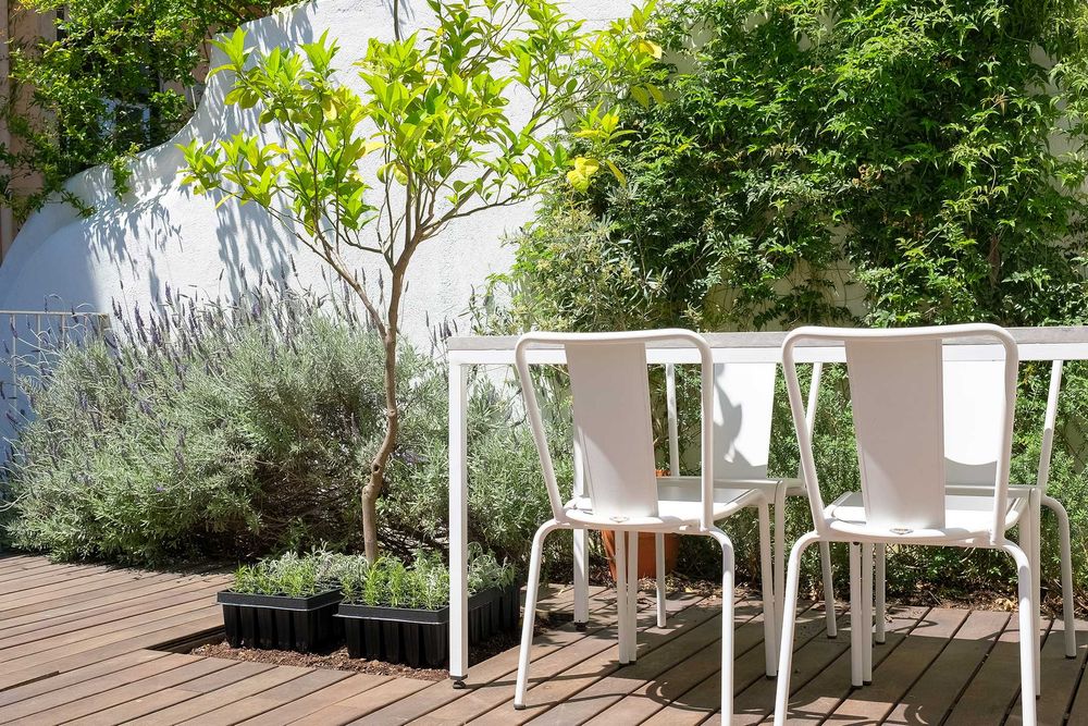 Mesa de jantar em metal e pedra natural