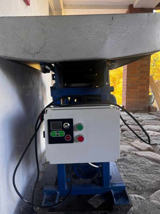 sieczkarnia, gilotyna, maszyna rolnicza do cięcia paszy, ziół itp.