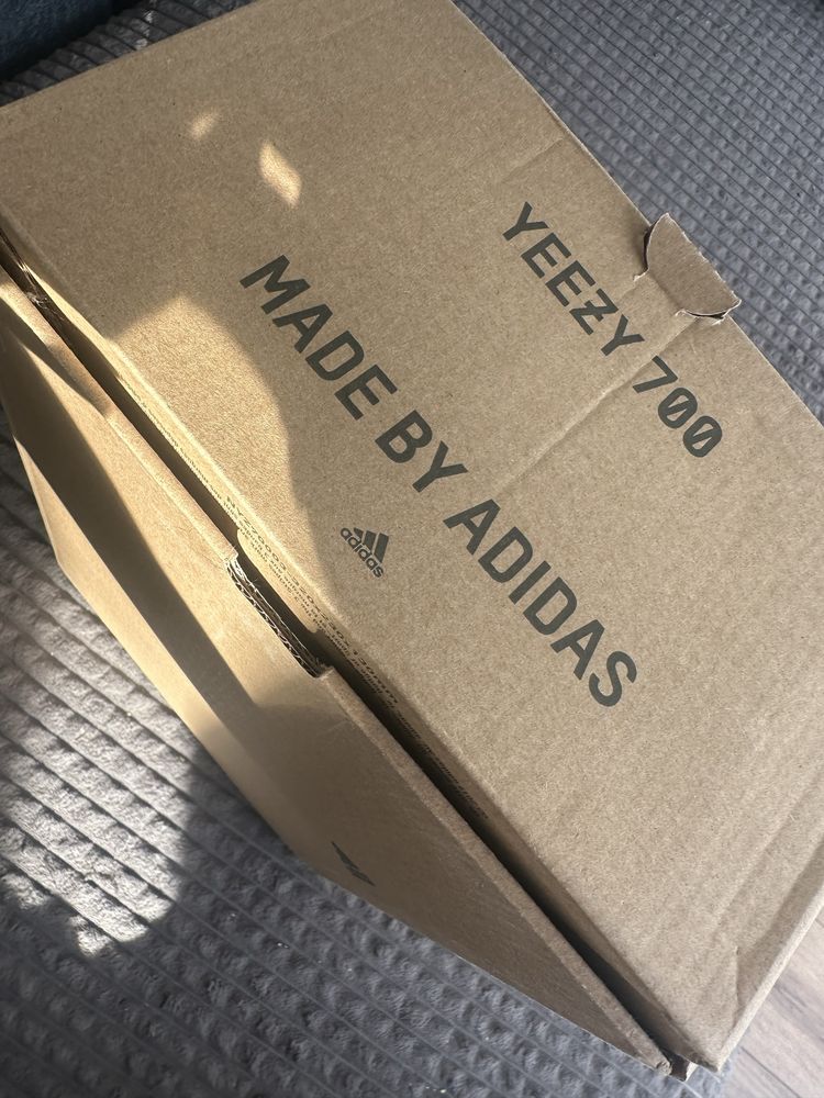 Коробка yezzy 700 adidas