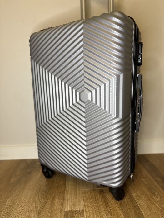 Nowa walizka średnia - bagaż do 23 kg