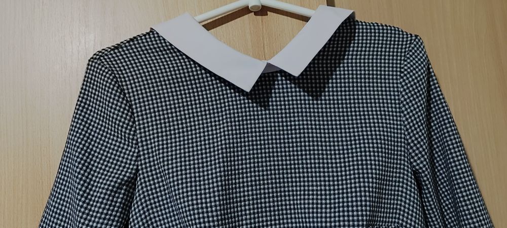 Sukienka z białym kołnierzykiem biało -czarna kratka