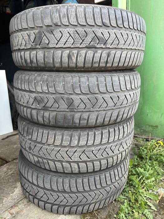 Продам зимову резину 215/55/17  Pirelli 2020 року