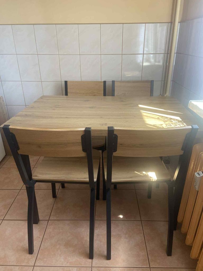 Stół z krzesłami