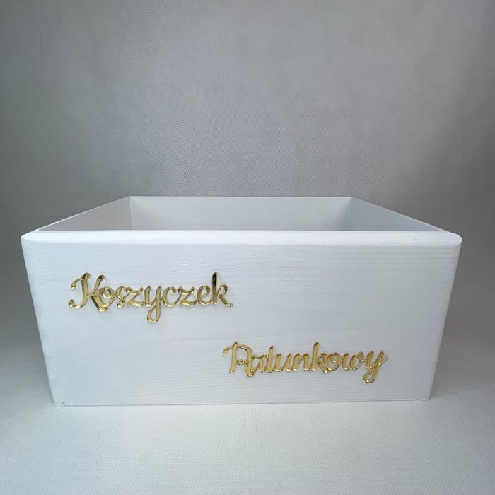 Pudełko białe z złotymi napisami