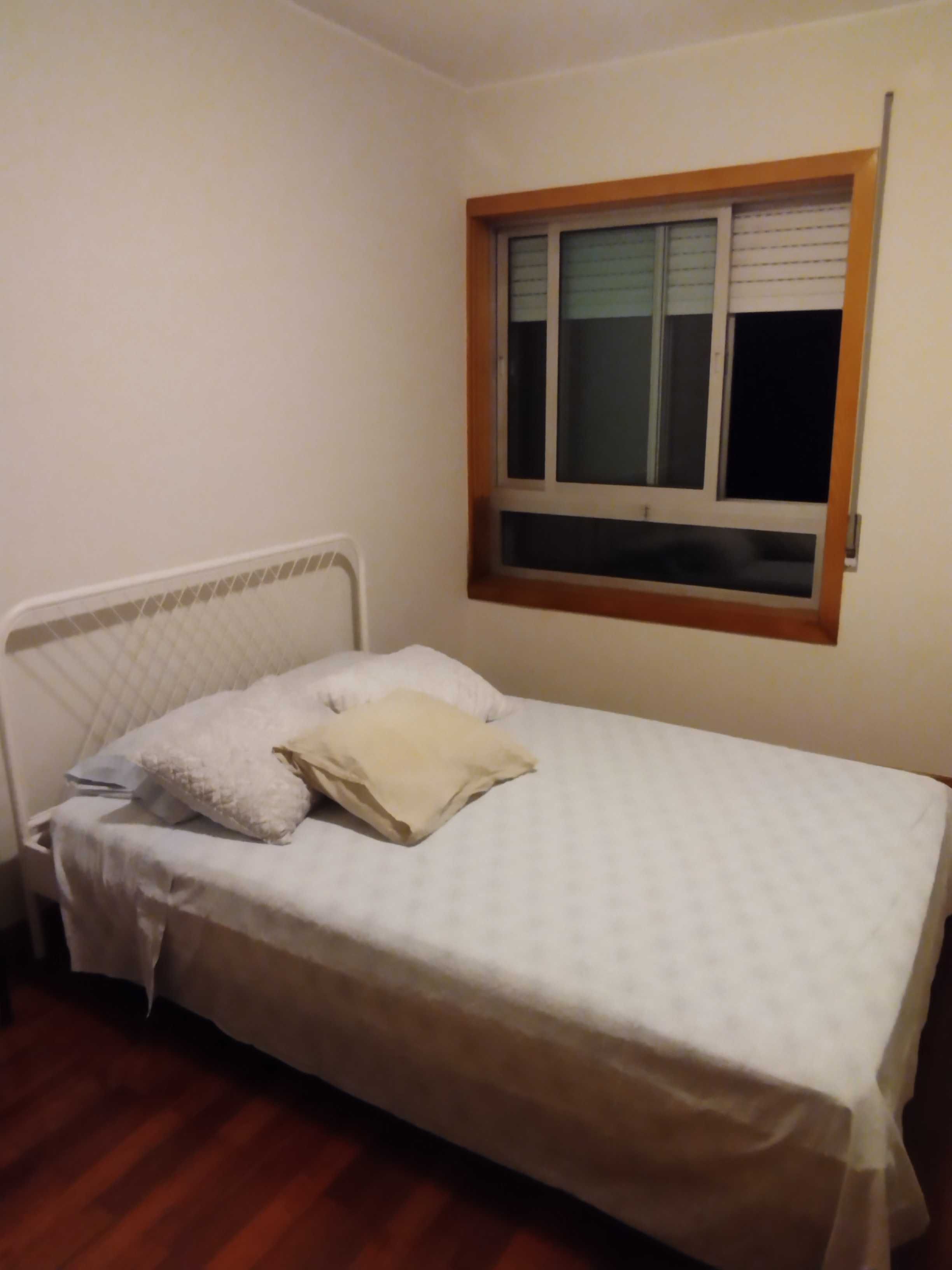 Cama 140 cm, colchão e edredão 4 estações