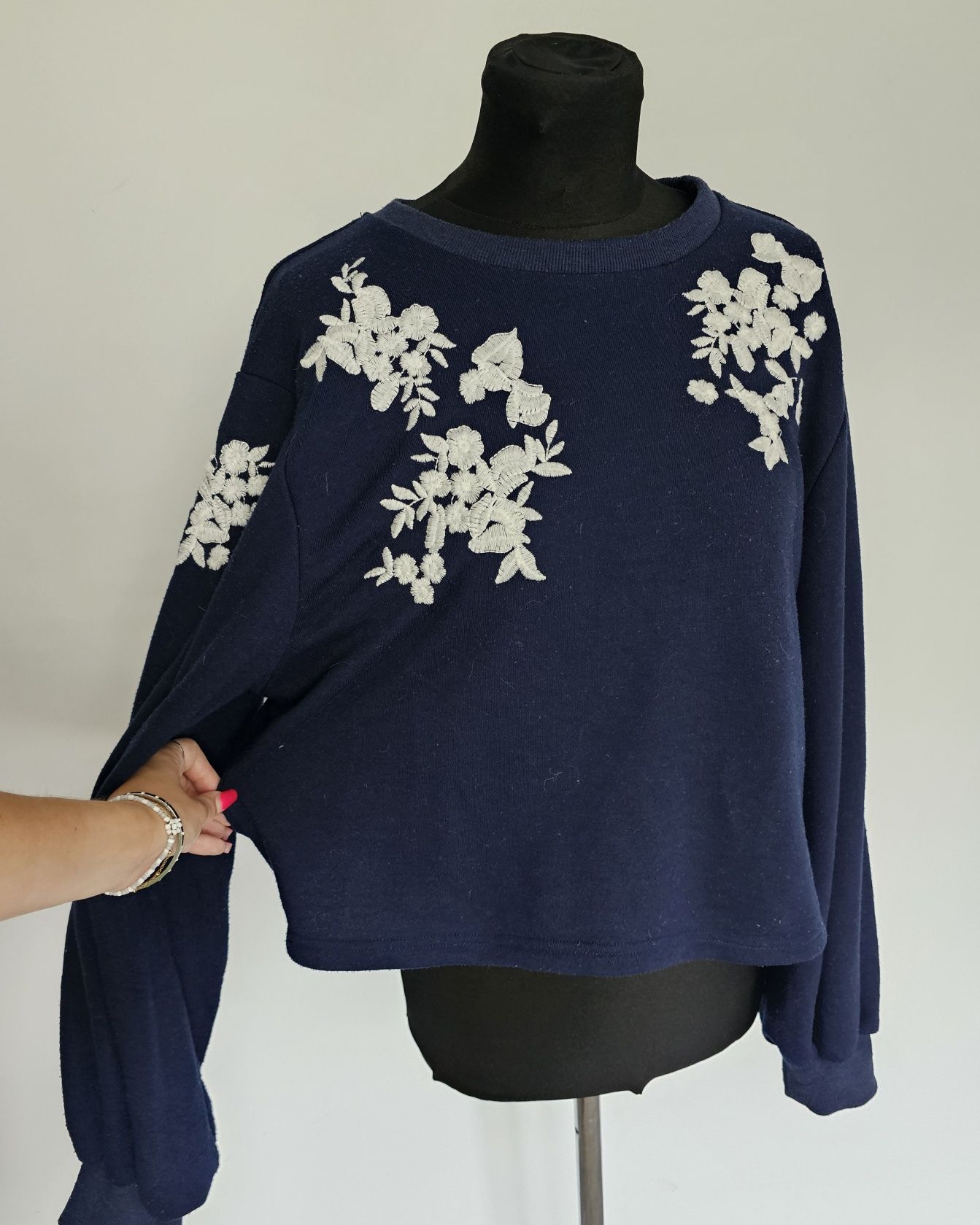 Granatowy sweter z bufiastym rękawami i białymi kwiatami oversize crop