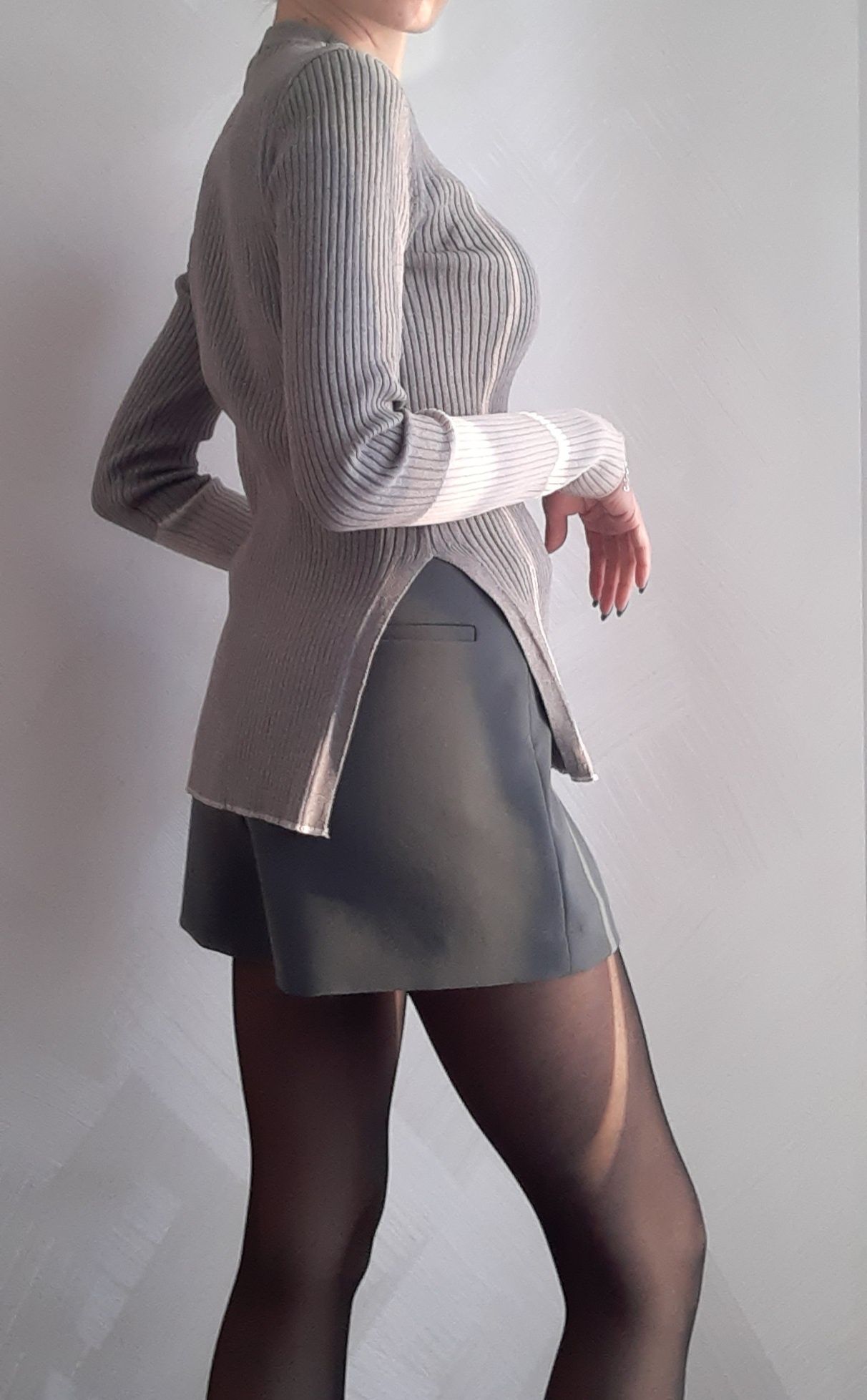 Gray knited jumper with side slits Szary sweter dzianina Quiet Luxury