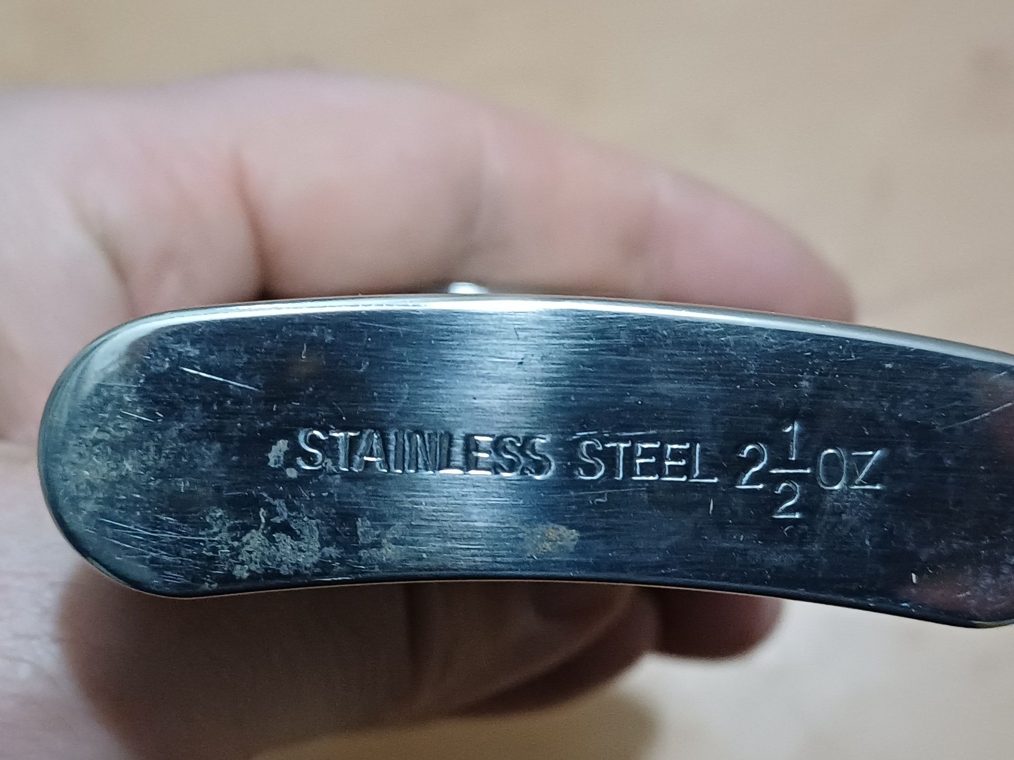Piersiówka Castro. 2,5 oz, 74 ml.