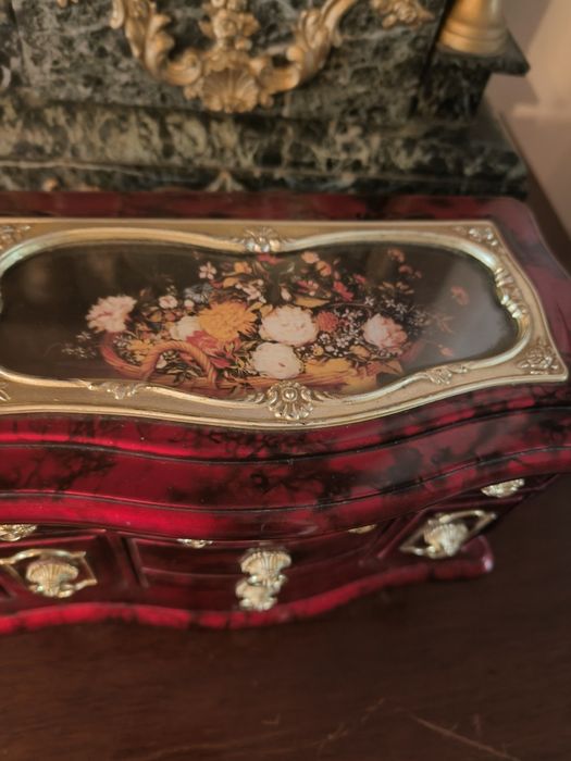 Guarda jóias novo com música e bailarina