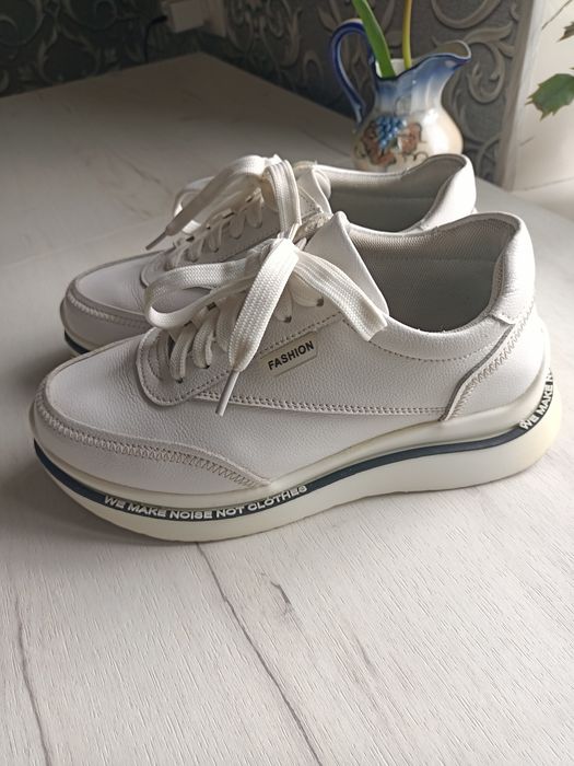 Кроссовки женские белые