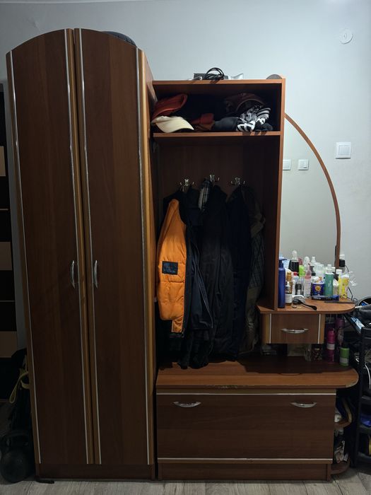 Прихожа з шафою та дзеркалом