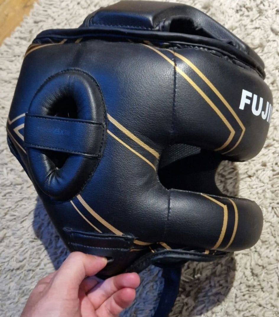 Capacete FUJIMAE sparring c/ barra de ferro (Preto e Dourado, Tam. M)