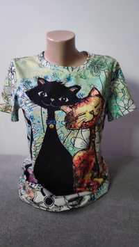 Kolorowa bluzka z krótkim rękawkiem T-shirt w kotki we wzory i kwiaty