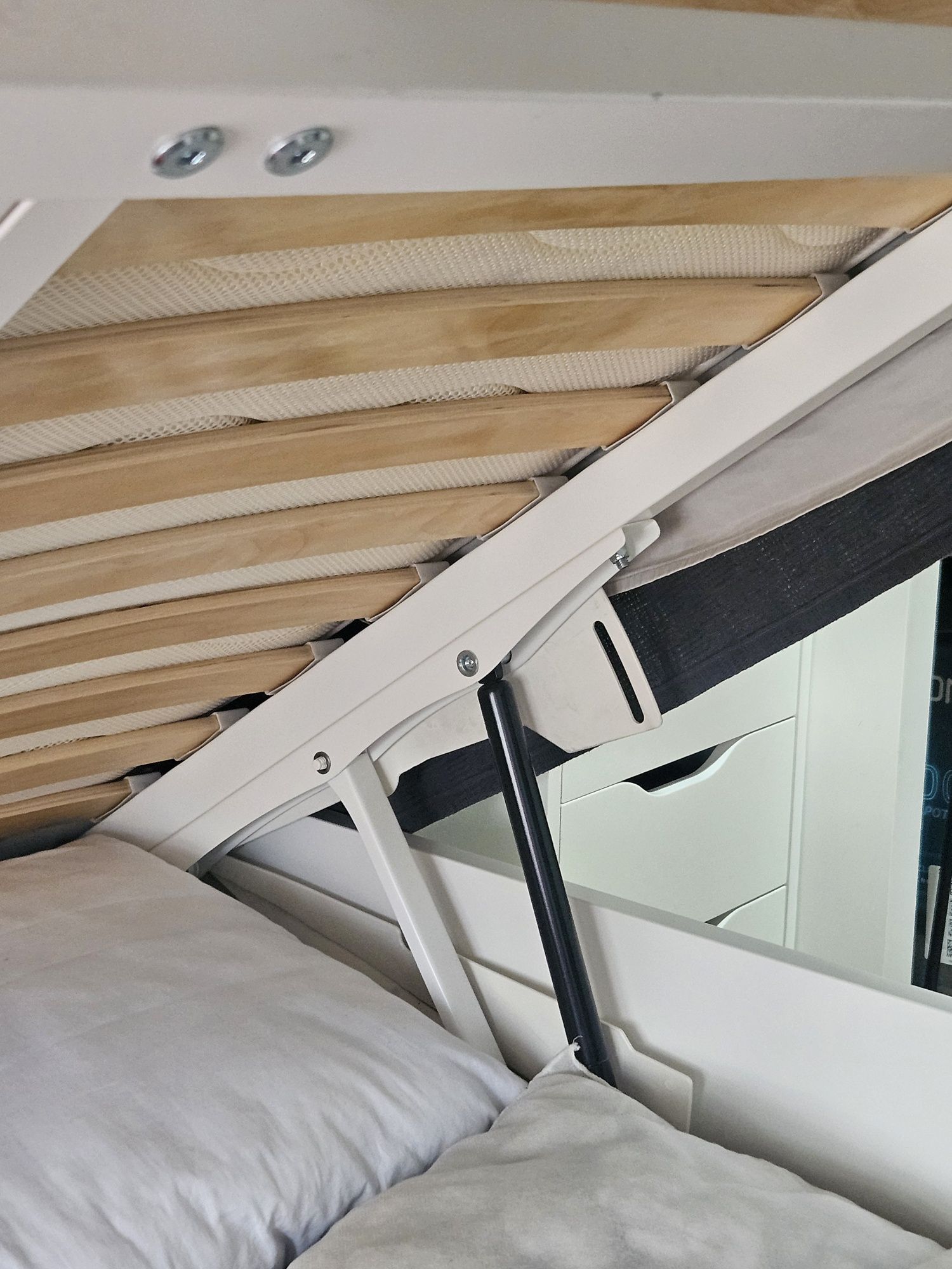 Cama de 140×200 com colchão em excelente estado