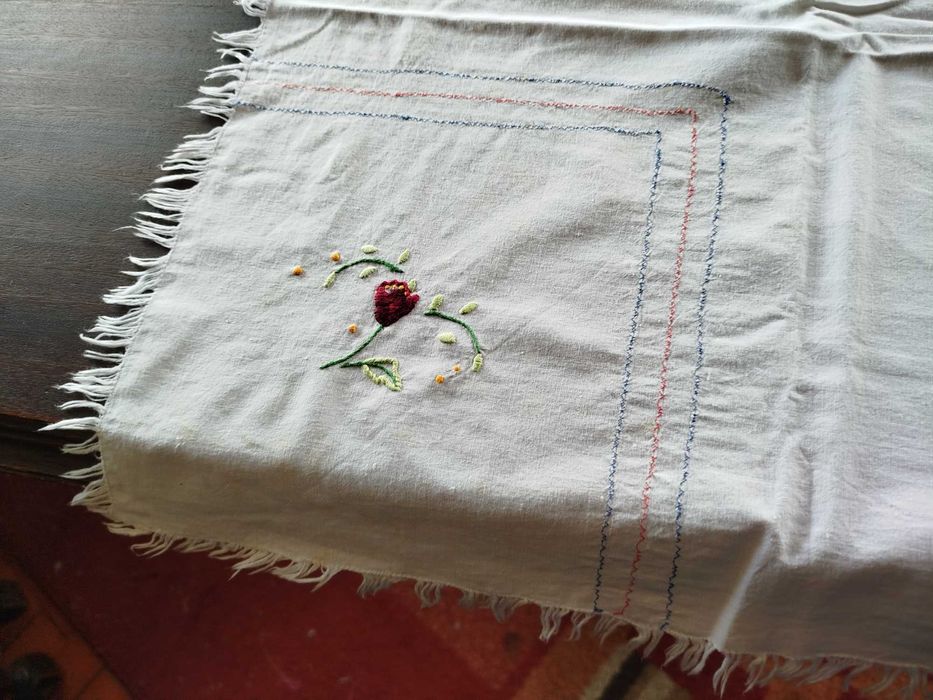 Toalha em tecido alinhado bordado nos cantos