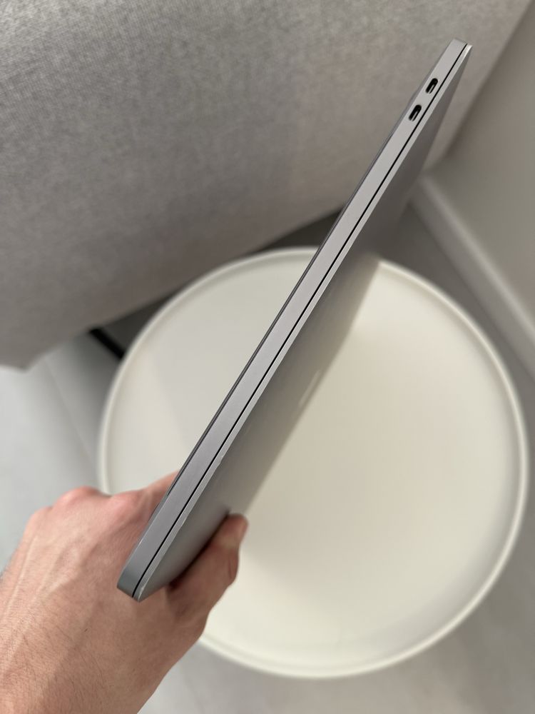 Macbook pro 15 2018 (2019) i7 2.2/ 16/ 256gb/ Radeon Pro 555 4Gb