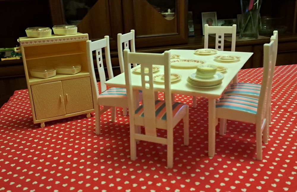 Szafka serwują, stół z krzesłami