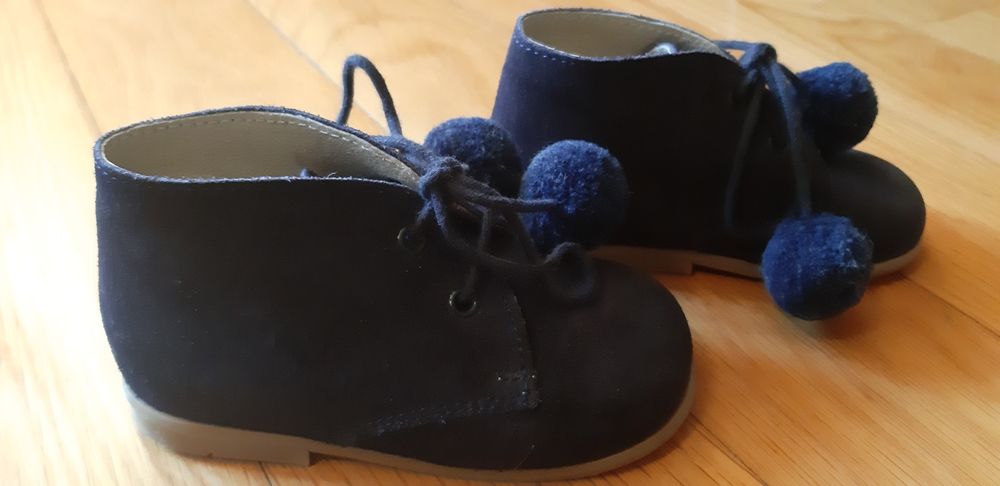 Bota  sapato de bebé, tamanho 22, em camurça (pele)
