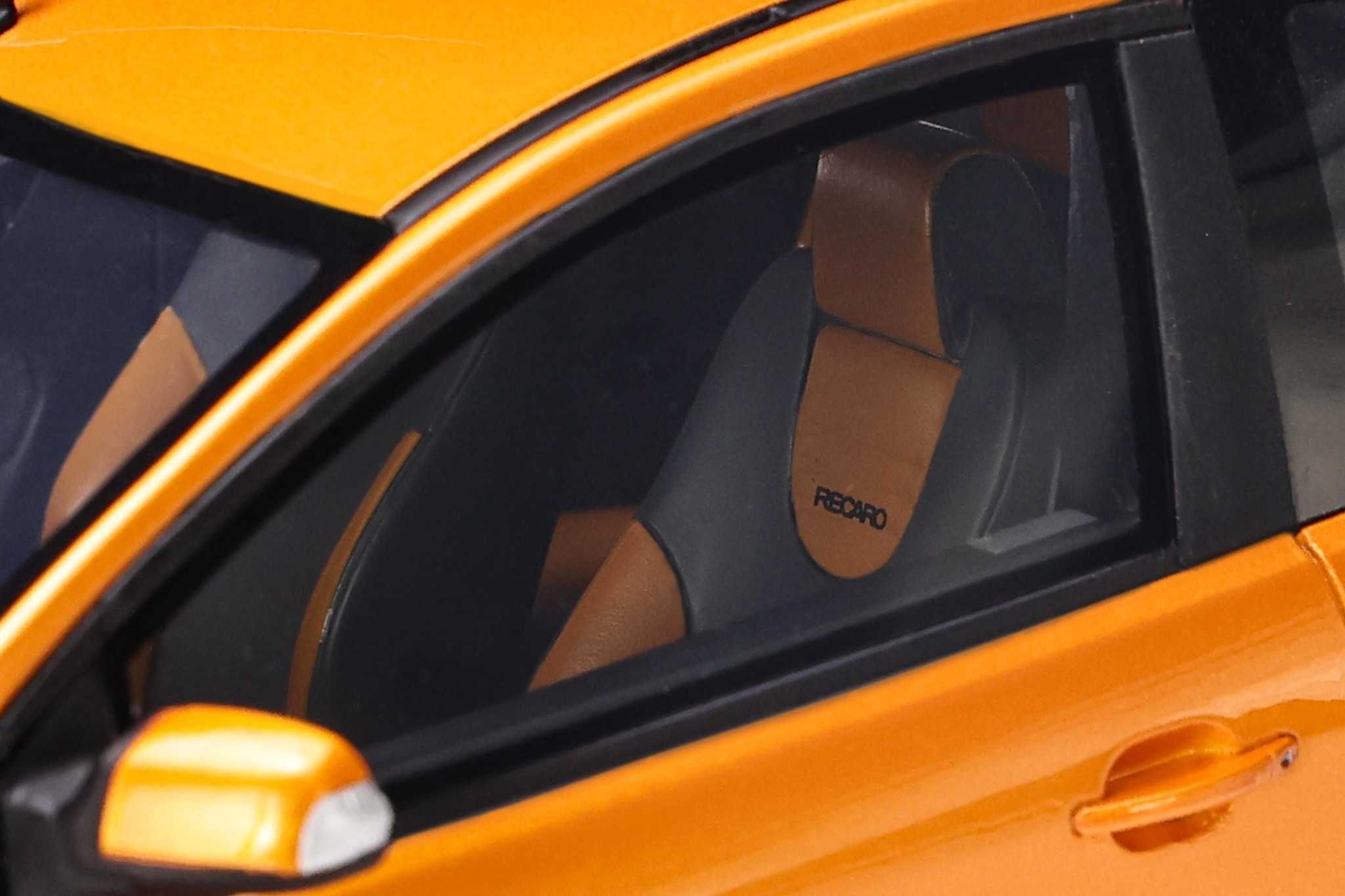 Model 1:18 Otto Ford Focus Mk2 ST 2.5 2006 electric orange (OT961)