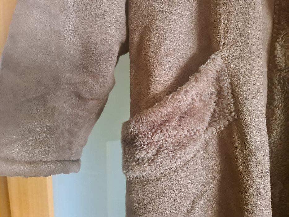 Casaco castanho com pêlo no interior