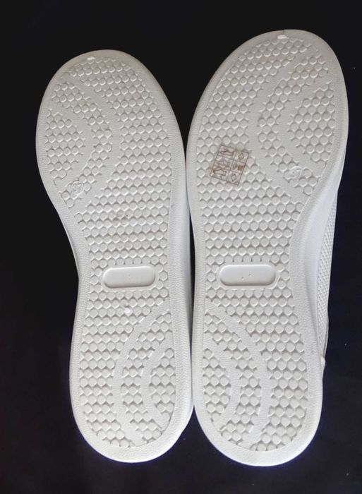 Продам кроссовки, бренд "STILLI", белый цвет , размер 37 .