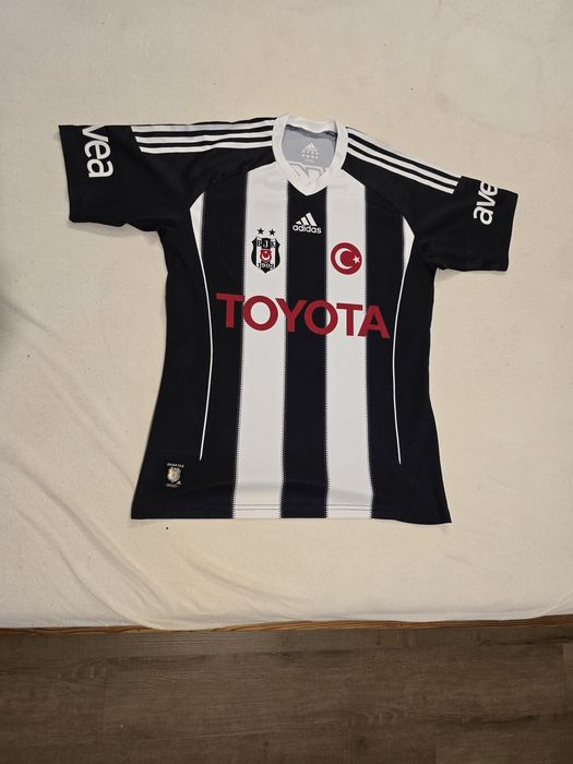 Domowa koszulka tureckiego klubu Besiktas JK (Beşiktaş Jimnastik Kulüb