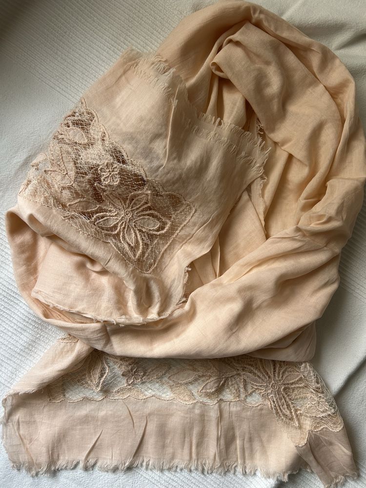 Elegancki zwiewny szal oversize z haftami
