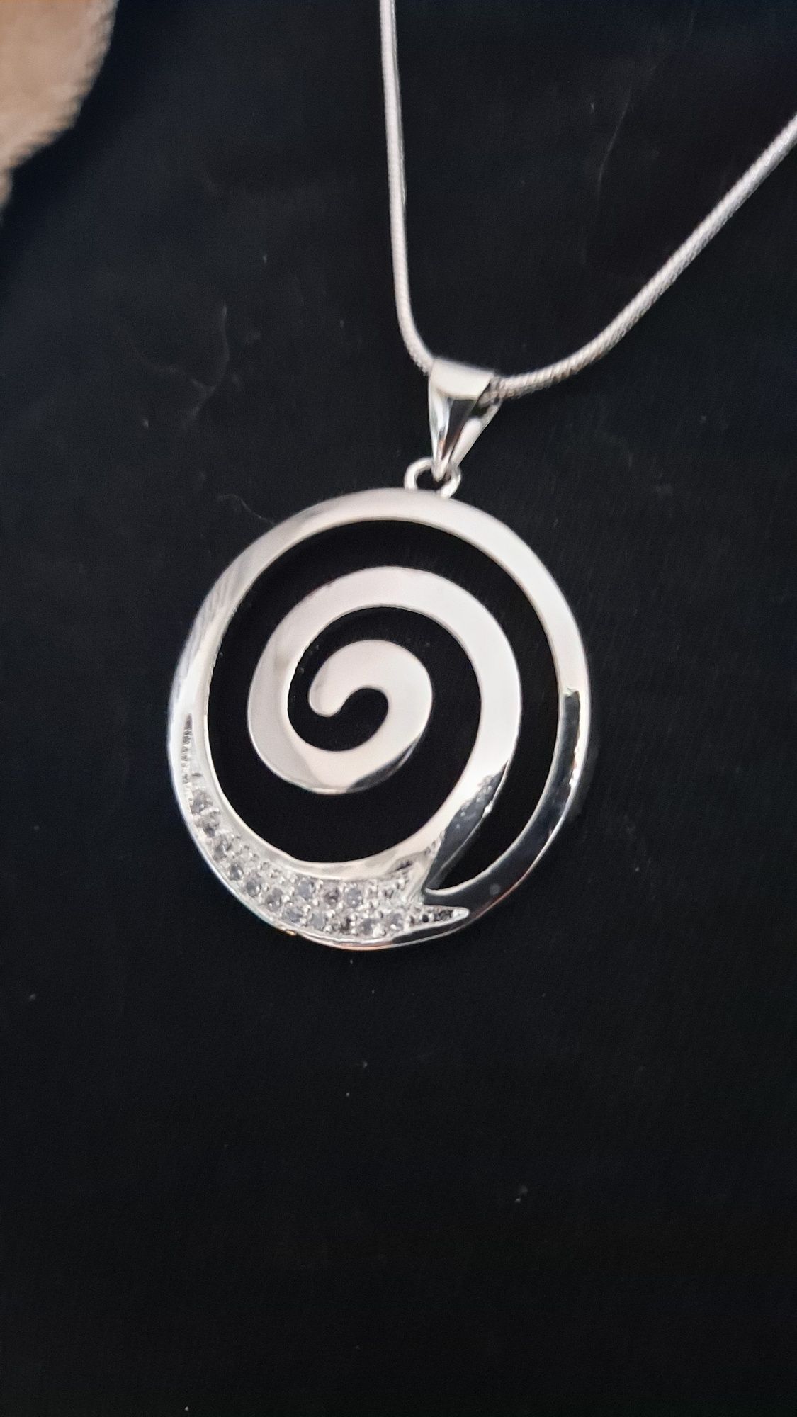 Nowy srebrny łańcuszek z wisiorkiem Spirala z cyrkoniami.