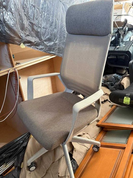 офісні меблі стільці столи тумби стелажі