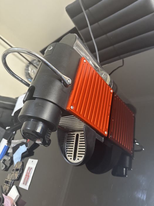 Maquina Nespresso Pixie como nova. Pouco uso .