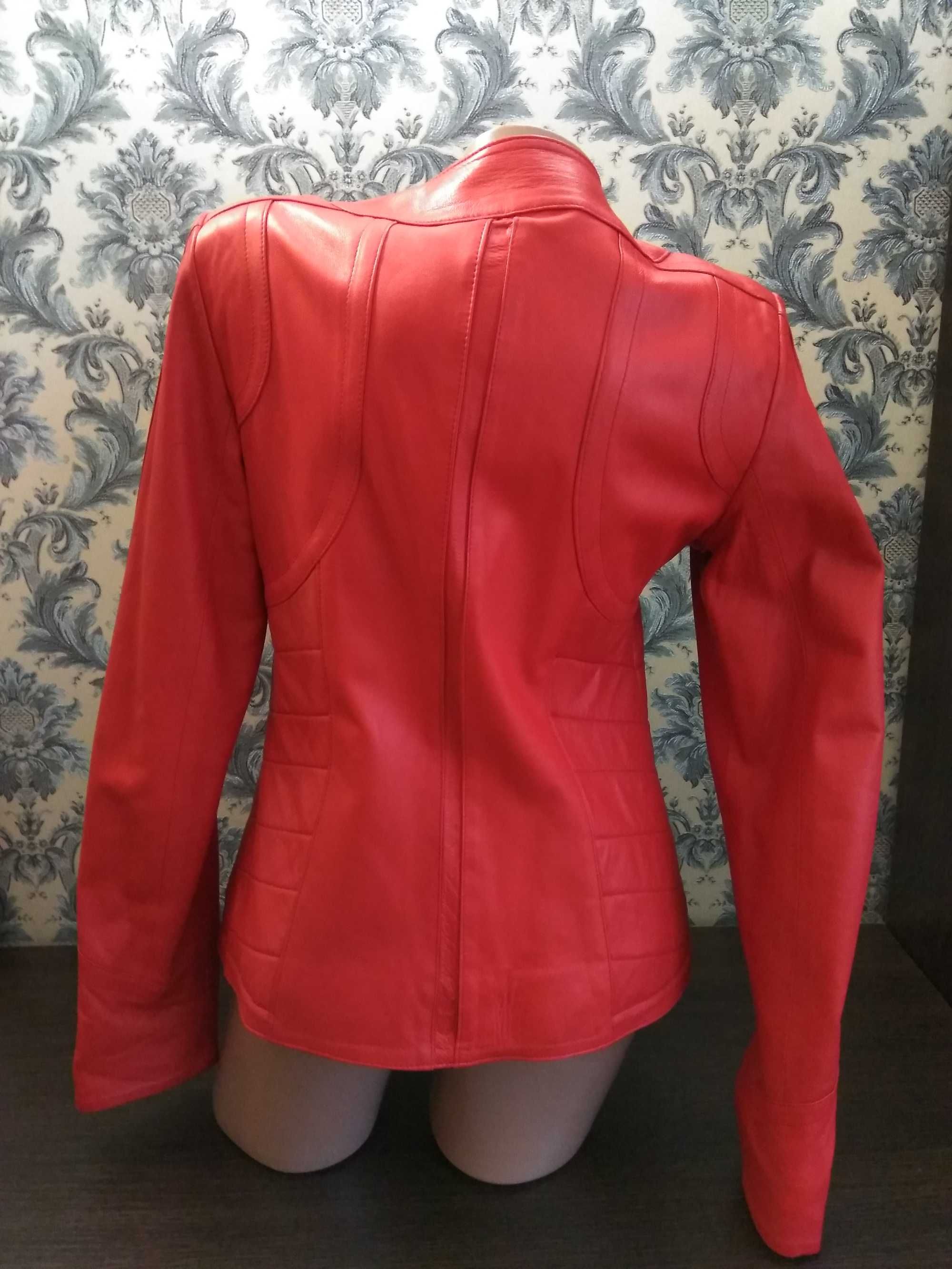 Новая куртка косуха, кожанная, красная.