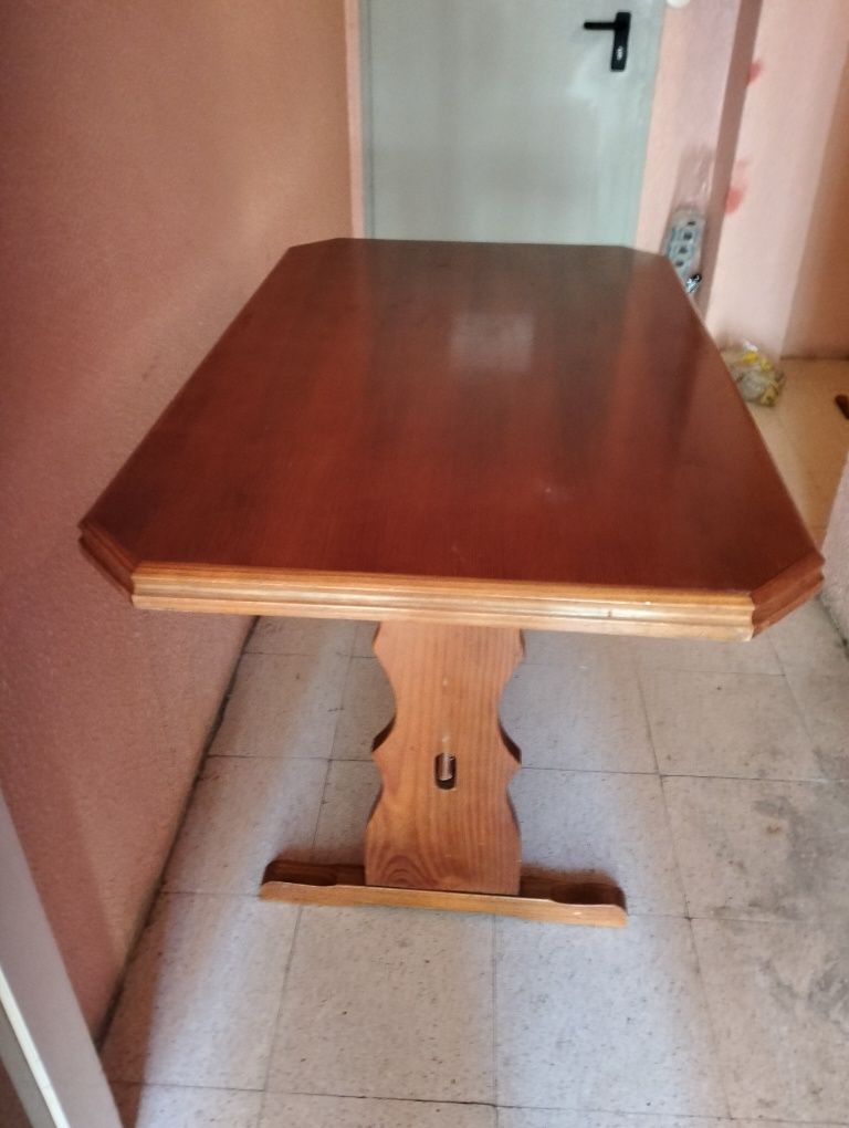 Mesa de sala em madeira
