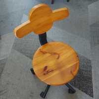 krzesło obrotowe drewniane