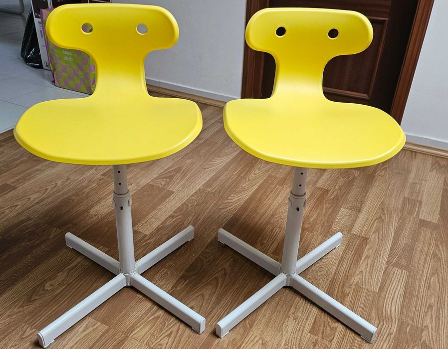 Secretária com gaveta e cadeiras