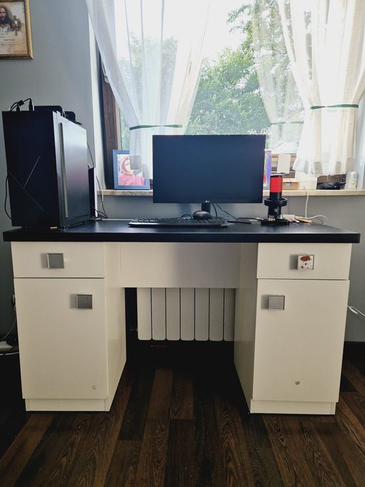 Biurko czarno białe