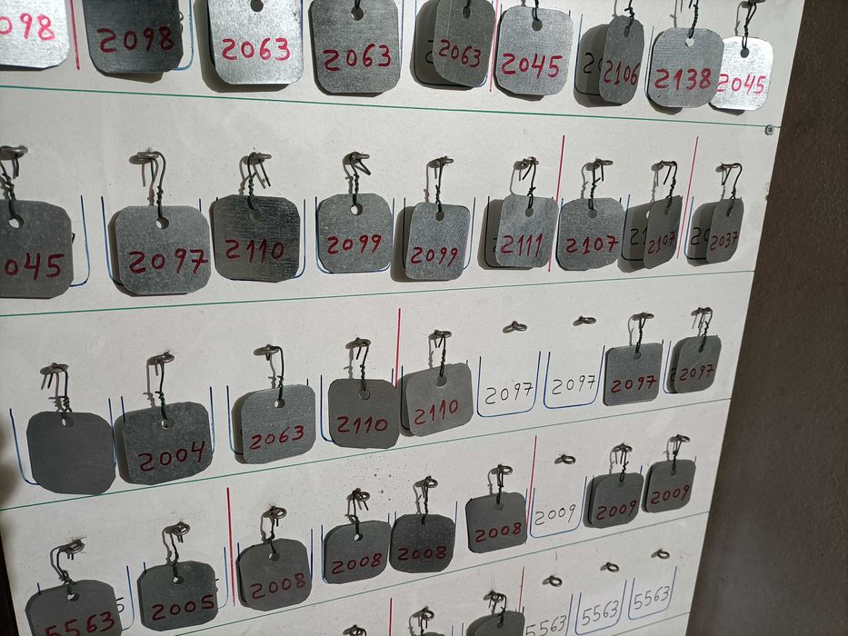 Placa madeira com chapas para controlo stock