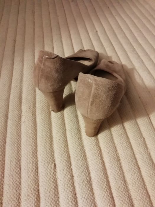 Sapatos abertos em pele