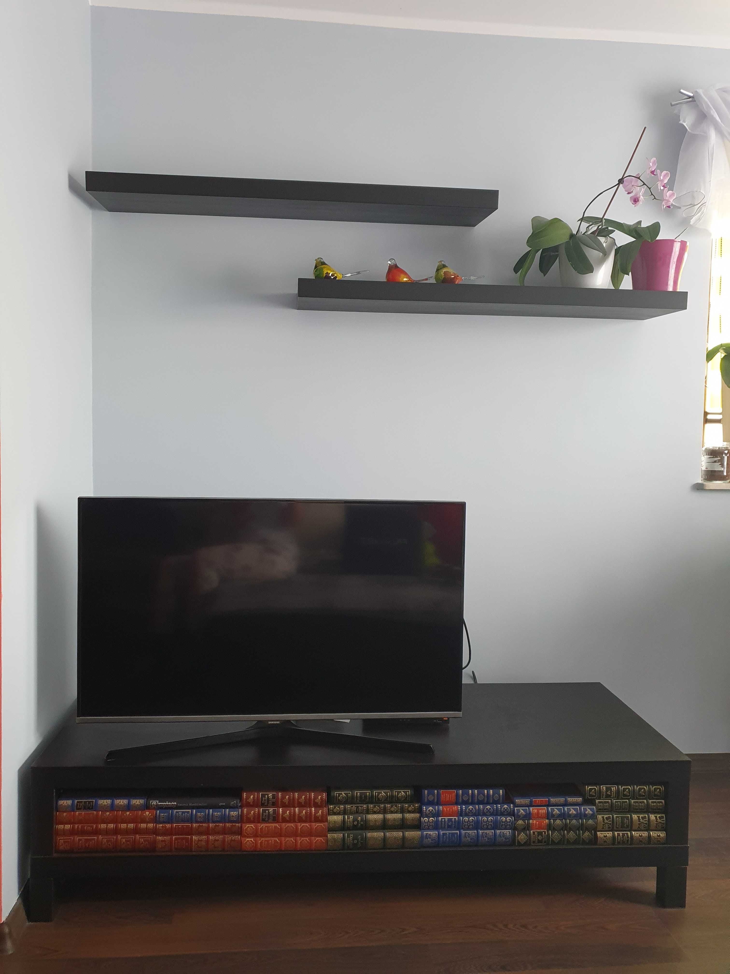 Wyposazenie pokoju z TV, kolor czarny i czerwony